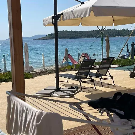 Athina Beachfront House Campingplads *